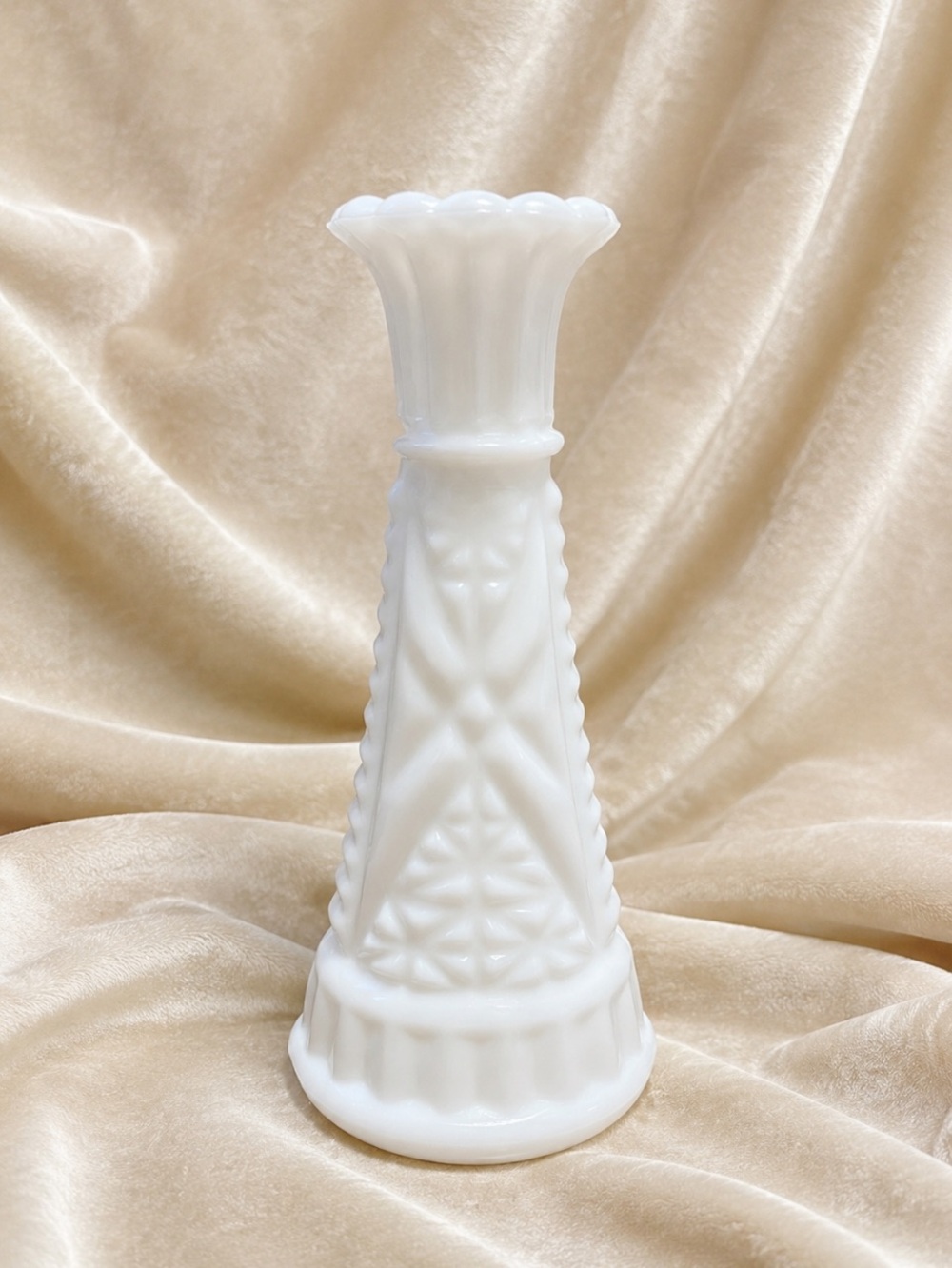 ANCHOR HOCKING Stars & Bars Milk Glass Bud Vase 5 7/8” VTG